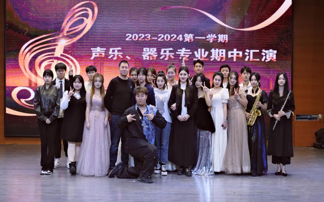 组织各族學(xué)生进行汇报演出.jpg